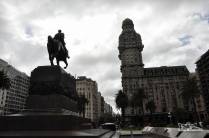 A imponente estátua em honra ao General Artigas, o maior heroi nacional, na Plaza Independencia, no Centro Velho de Montevideo, no Uruguai